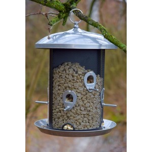 Dobar XXL Futterspender aus Metall, 2 Kammern, gefüllt mit Vogelfutter, hängt an einem Ast.