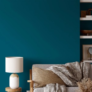 Wandgestaltung mit V&CO Premium-Innenfarbe Türkiser Ozean, matte Oberfläche.
