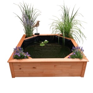 Promadino Hochteich mit Solarpumpe und 4 Pflanzzonen aus Kiefernholz, bepflanzt mit Blumen und Gräsern.