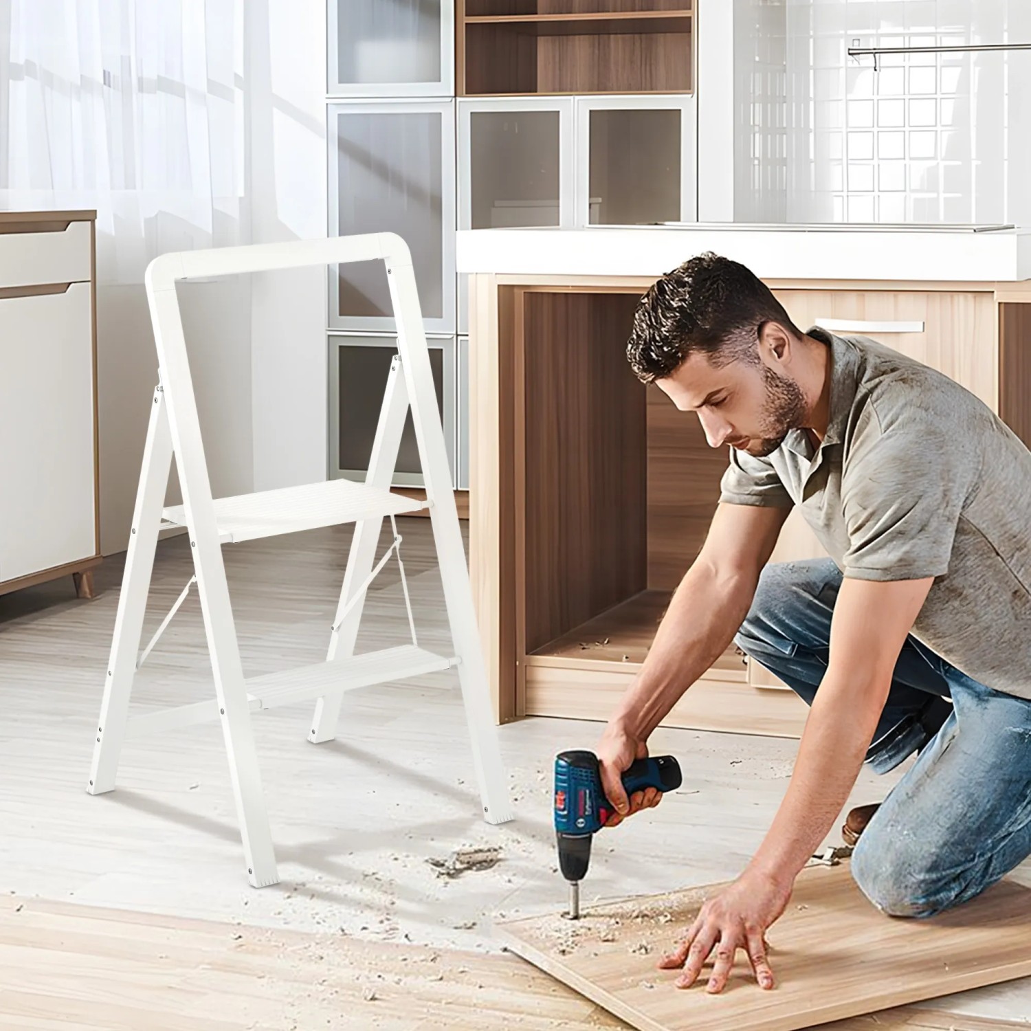 Weiße HOMCOM Trittleiter aus Aluminium mit Mann beim Heimwerken im Innenbereich.