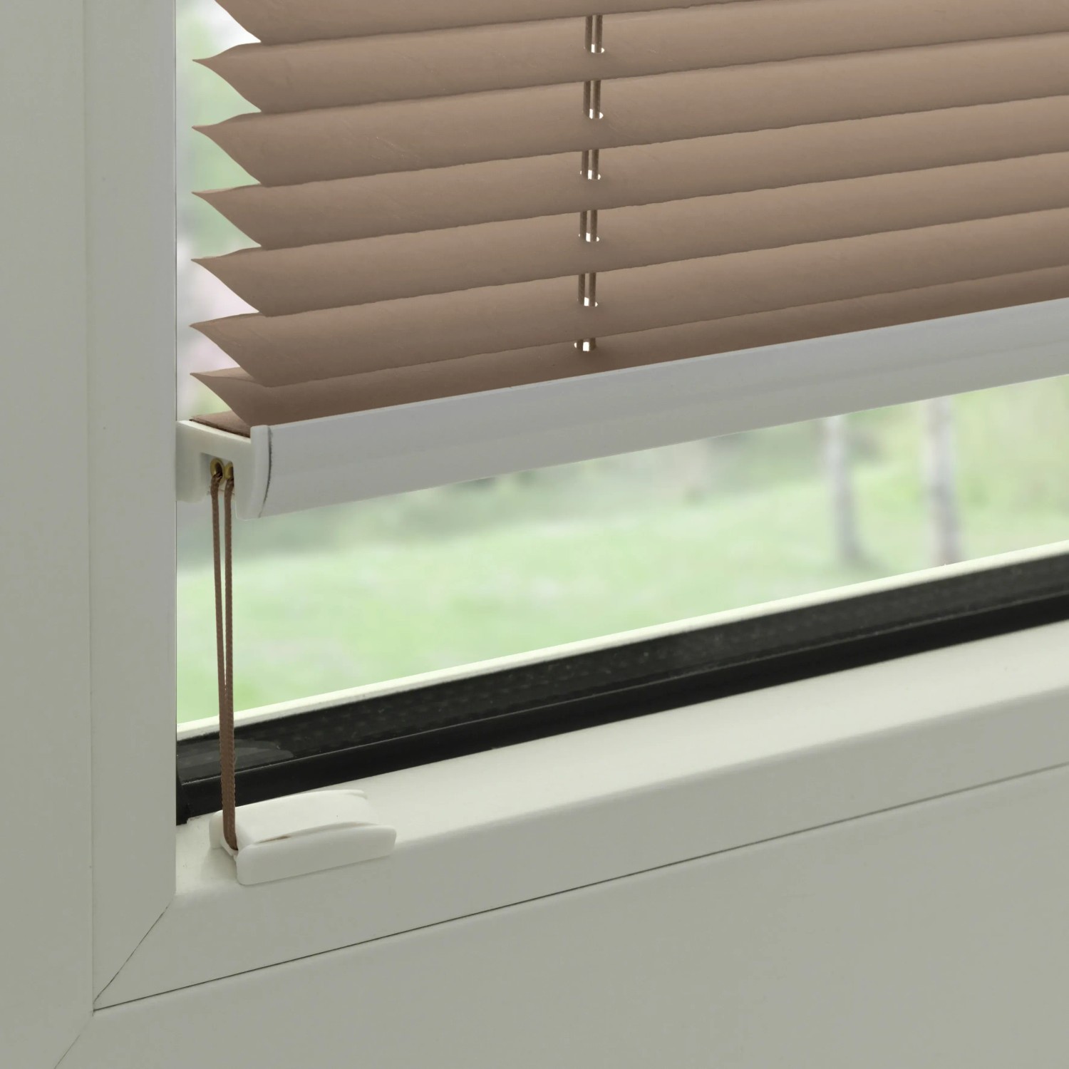 Gardinia Plissee Concept Tageslicht, 60x130 cm, Taupe, am Fenster montiert.