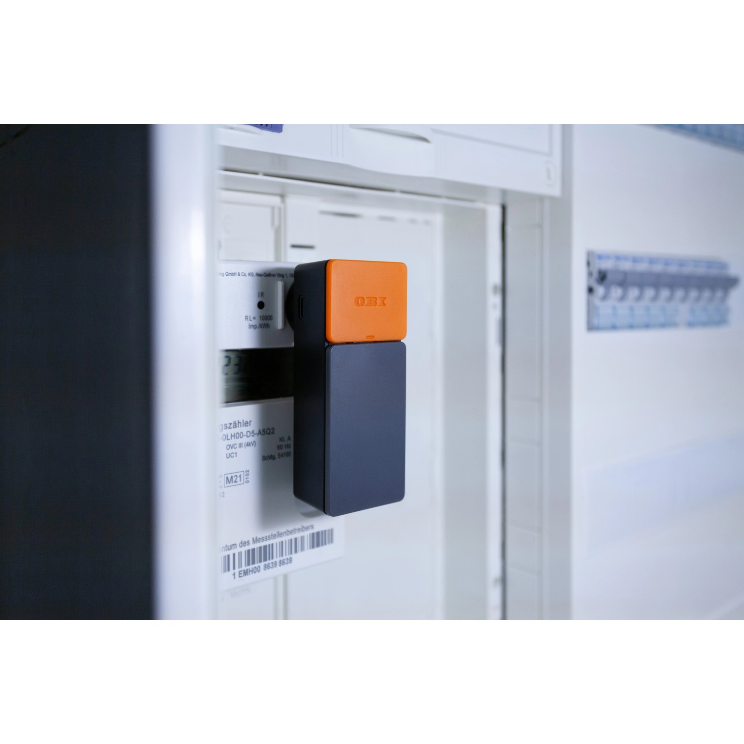 OBI ENERGY TRACKER Stromzähler-Ausleser am digitalen Stromzähler befestigt.
