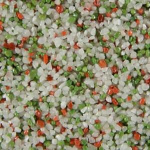 Nahaufnahme von Terralith Buntsteinputz in Weiß, Rot und Grün, 2mm Körnung. Dekorativer Mosaikputz für Wände.