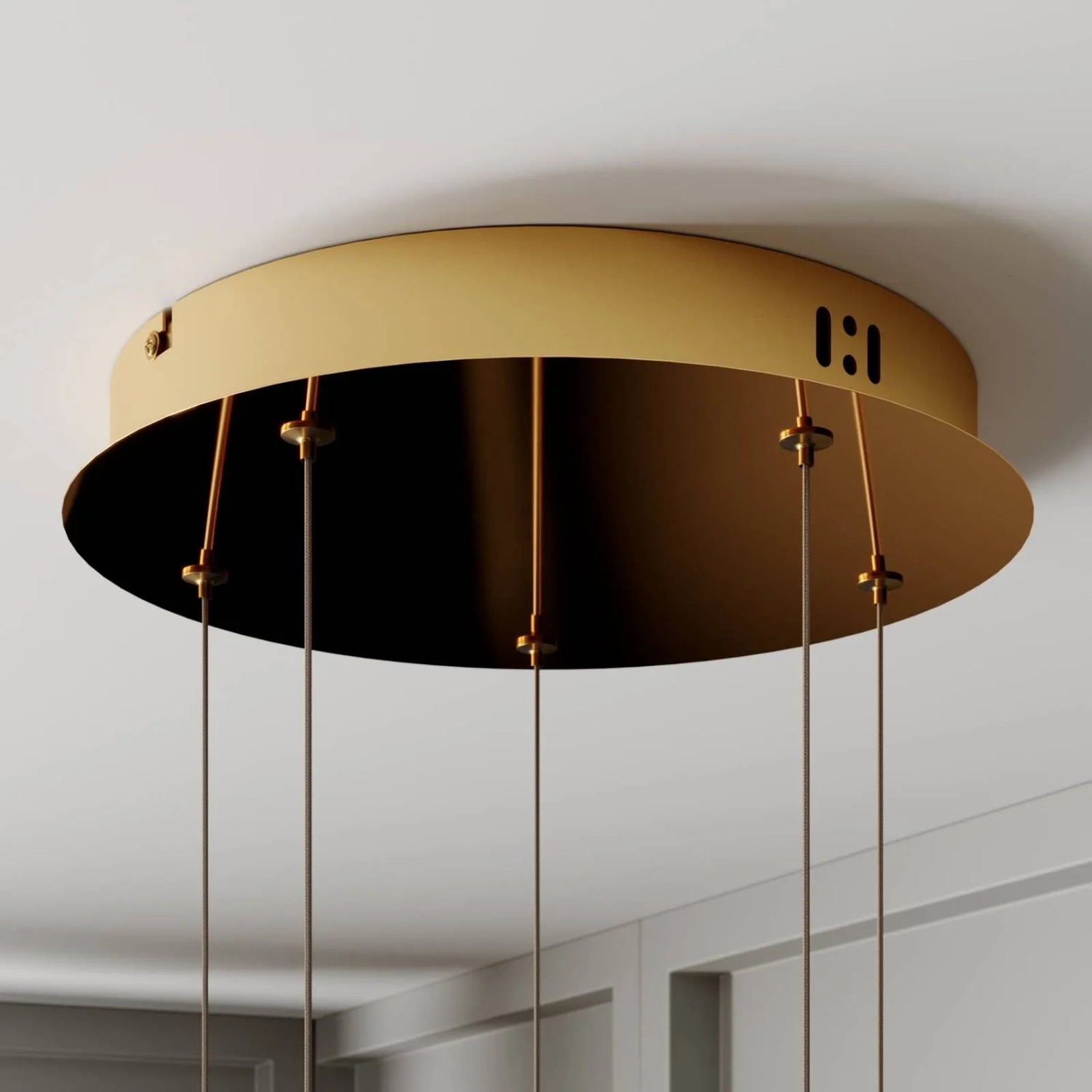 Moderne Lucande LED Pendelleuchte Hayley, 5-flammig, transparentes Glas, Detailansicht der Aufhängung.