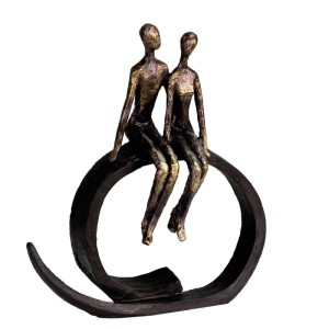 Gilde Skulptur Close: Bronzefarbene und schwarze Kunstharz-Figur eines Paares auf geschwungener Basis, 35 cm hoch.