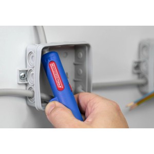 WEICON Elektroinstallations-Set: Zange zum Abisolieren von Kabeln in einer Verteilerdose.