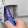 WEICON Elektroinstallations-Set: Zange zum Abisolieren von Kabeln in einer Verteilerdose.