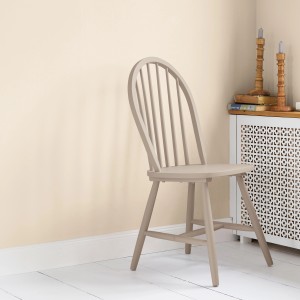 Holzstuhl in Sandbeige, lackiert mit Alpina Feine Farben Sprühlack Zauber der Wüste.