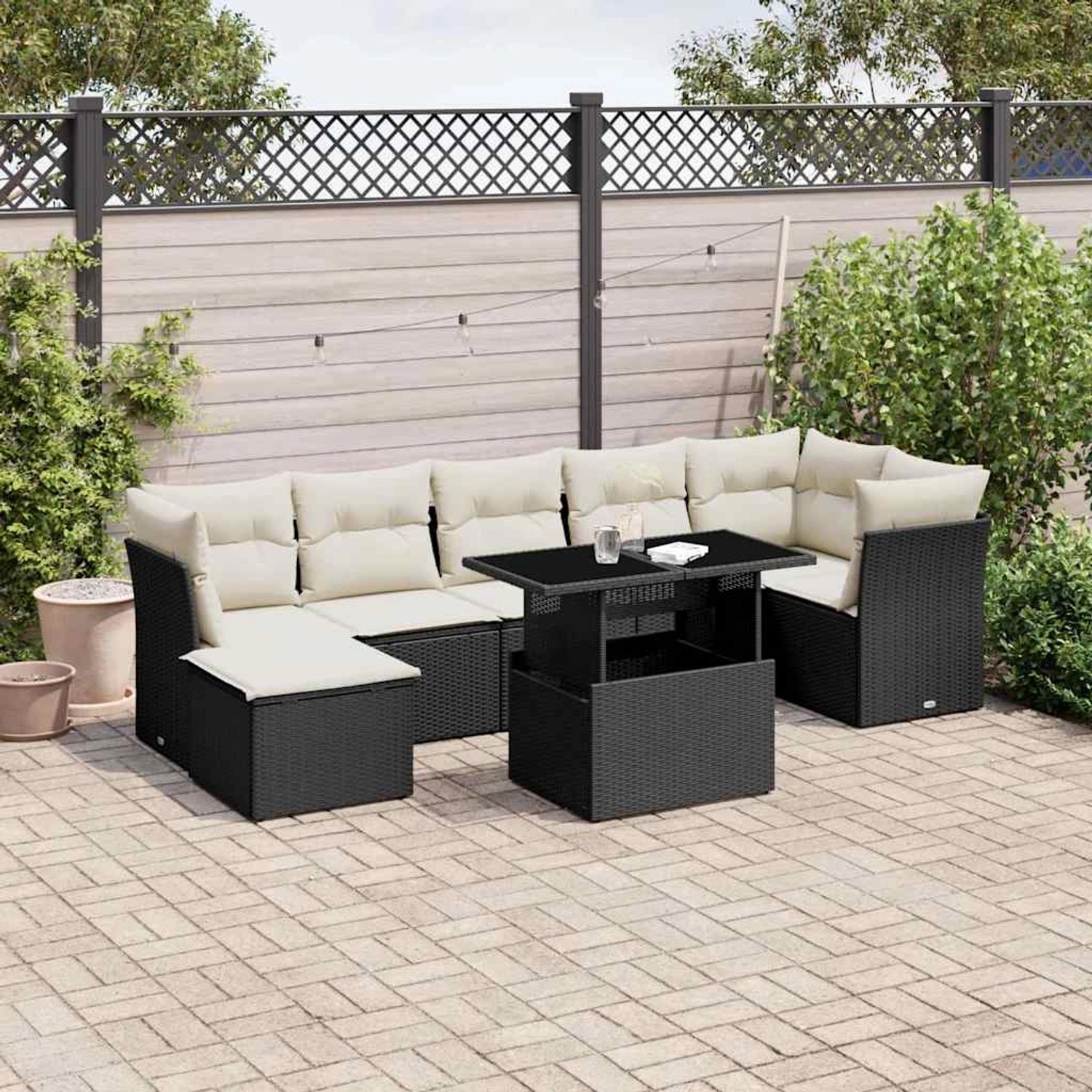 Schwarze 8-tlg. vidaXL Garten-Sofagarnitur aus Poly Rattan mit cremefarbenen Kissen.