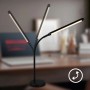 Schwenkbare, schwarze Brilo LED-Tischleuchte Mura mit Touchdimmer, 36,6 cm hoch.