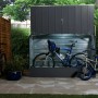 Geöffnete Trimetals Fahrradgarage in Anthrazit mit zwei Fahrrädern. Sichere Fahrradbox für den Garten.