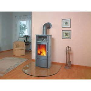 Hark Küchenofen Naturstein 5 kW mit Automatik im Wohnraum mit Glasbodenplatte.