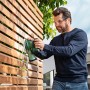 Mann schleift Holz mit Bosch Akku-Exzenterschleifer UniversalOrbit 18V-20. Schleifmaschine für Heimwerker.
