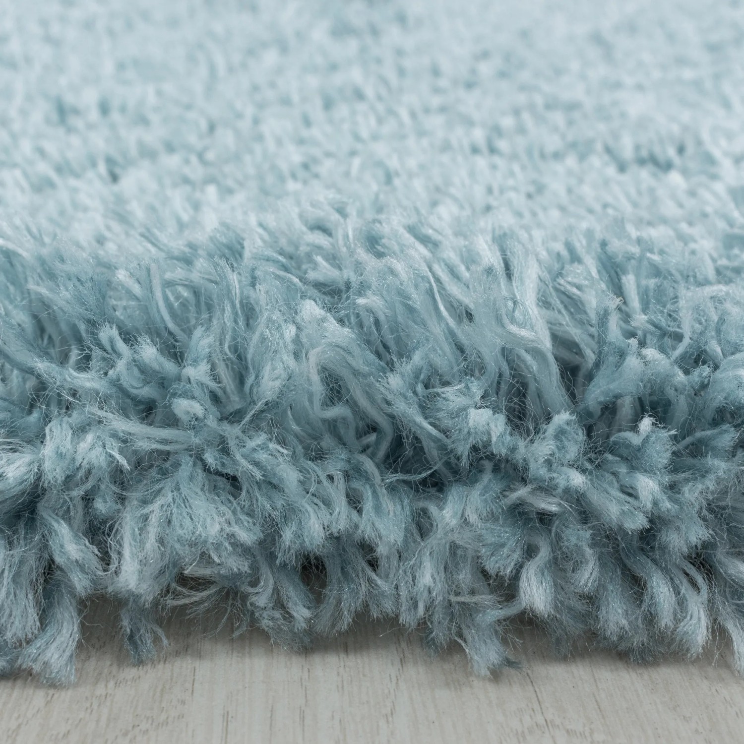Detailaufnahme: Blauer Ayyildiz Hochflorteppich Fluffy, weicher Flor.