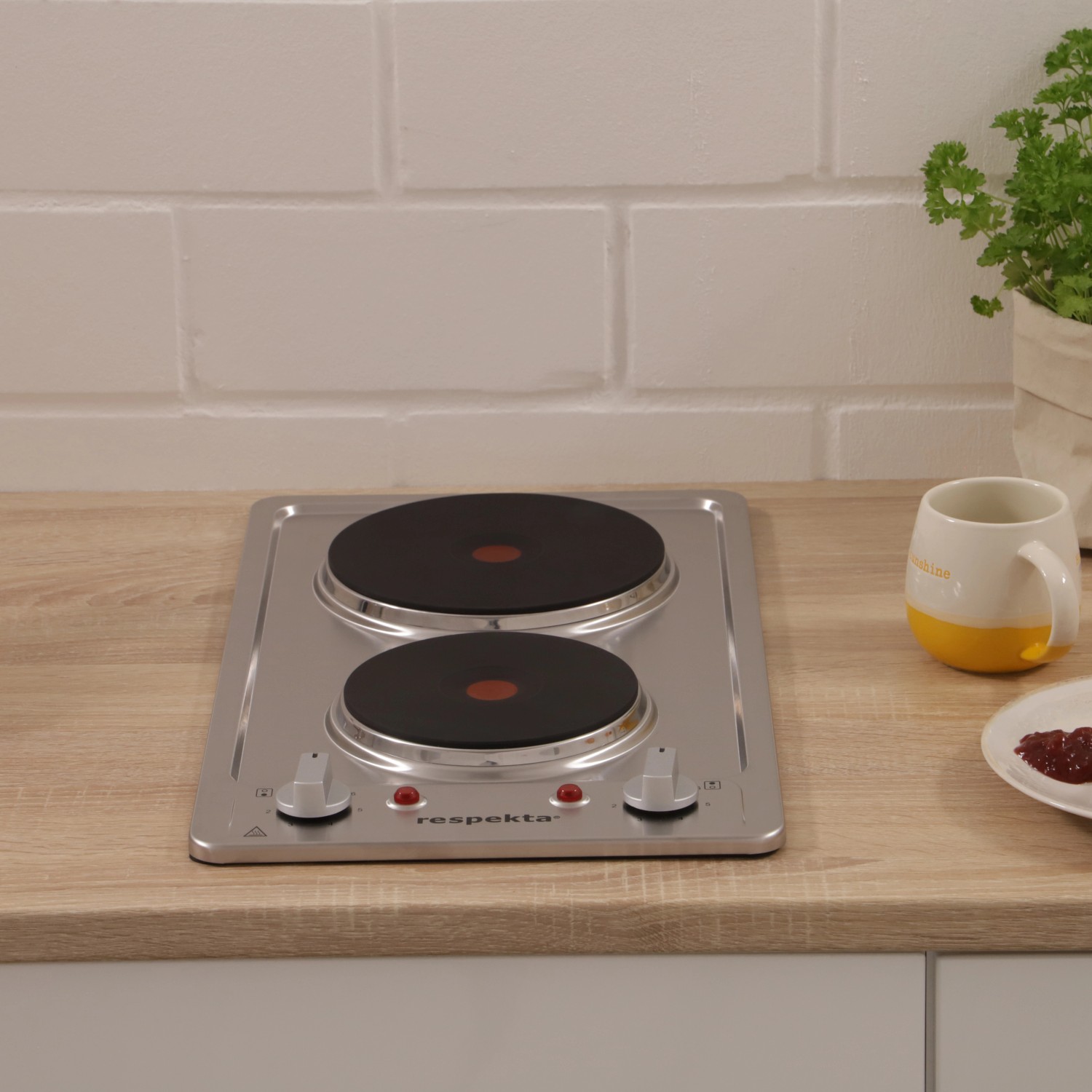 Respekta Domino-Kochfeld KM9111EN aus Edelstahl mit 2 Kochmulden auf einer Küchentheke.