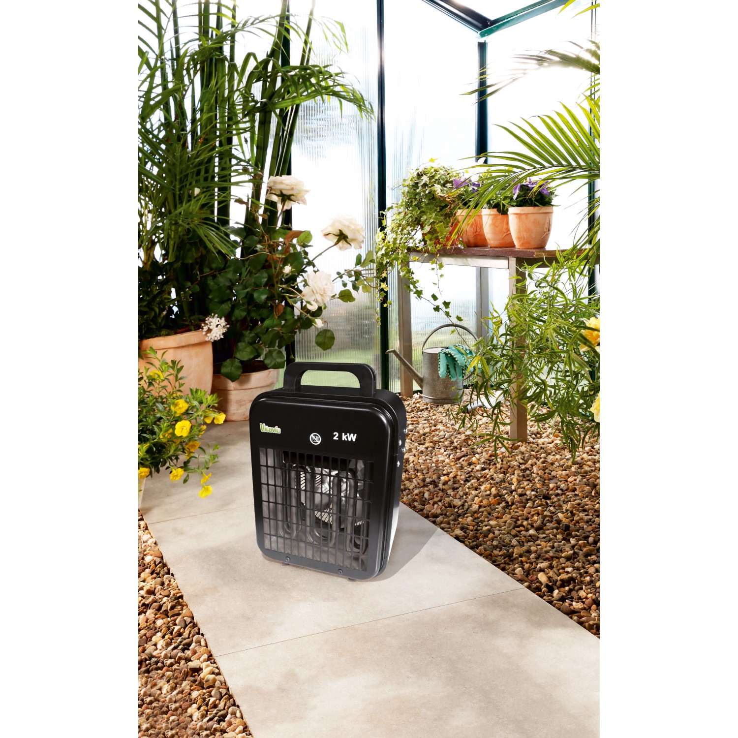 Vitavia Elektroheizung 2 kW im Gewächshaus. Kompakte, schwarze Heizung mit Tragegriff.