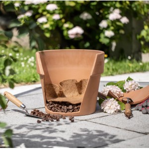 Schnitt Pflanztopf mit Windhager Jute-Trennvlies, Drainagematerial und Erde. Unkrautvlies für Töpfe.