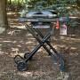 Schwarzer Weber Gasgrill Traveler Compact mit klappbarem Untergestell und Gasflasche.