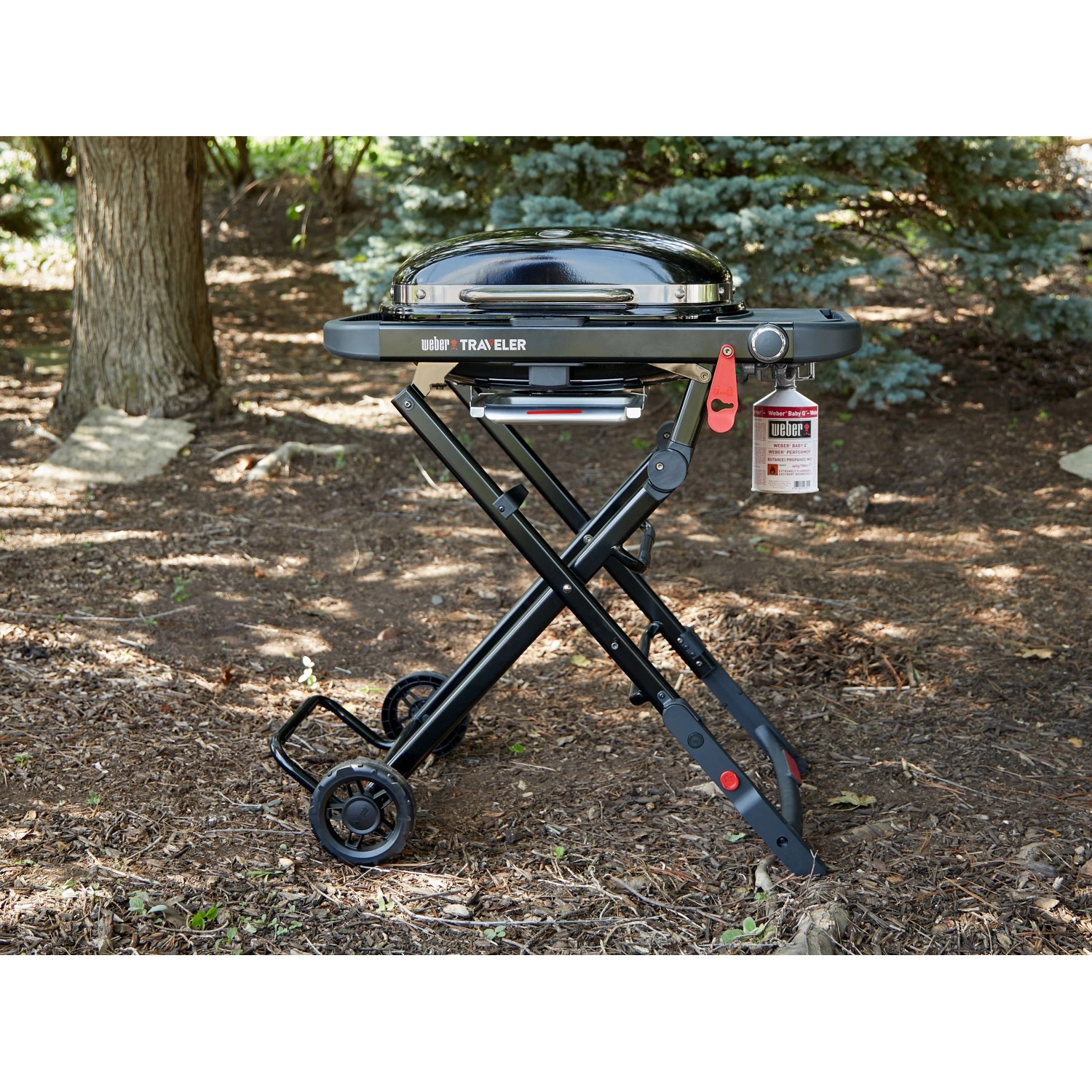 Schwarzer Weber Gasgrill Traveler Compact mit klappbarem Untergestell und Gasflasche.
