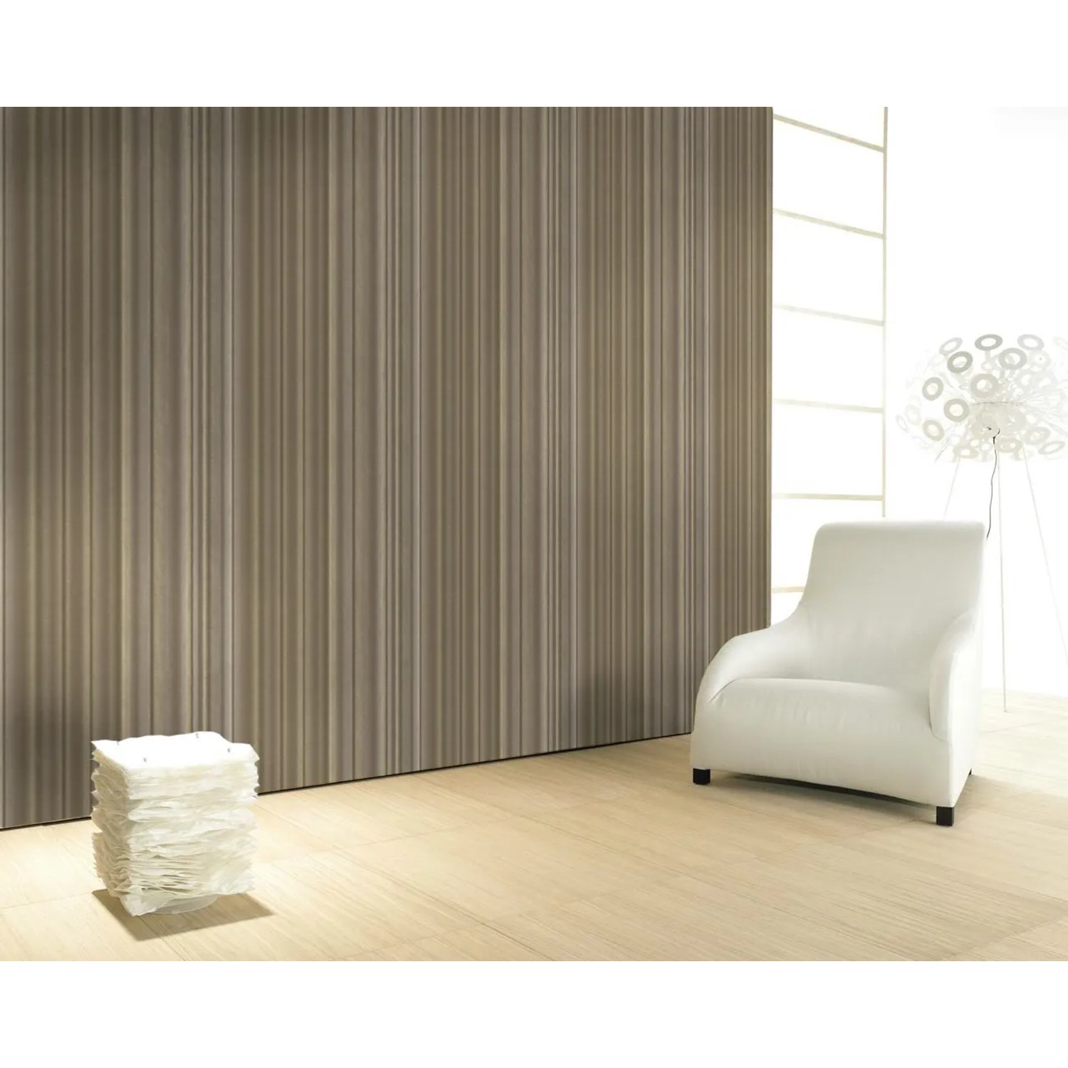 Glööckler Vliestapete Imperial Welle Goldmetallic im Raum mit Sessel und Lampe.