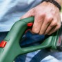 Bosch Akku-Rasentrimmer EasyGrassCut 18V-230 in Verwendung, Detailaufnahme Hand am Griff.