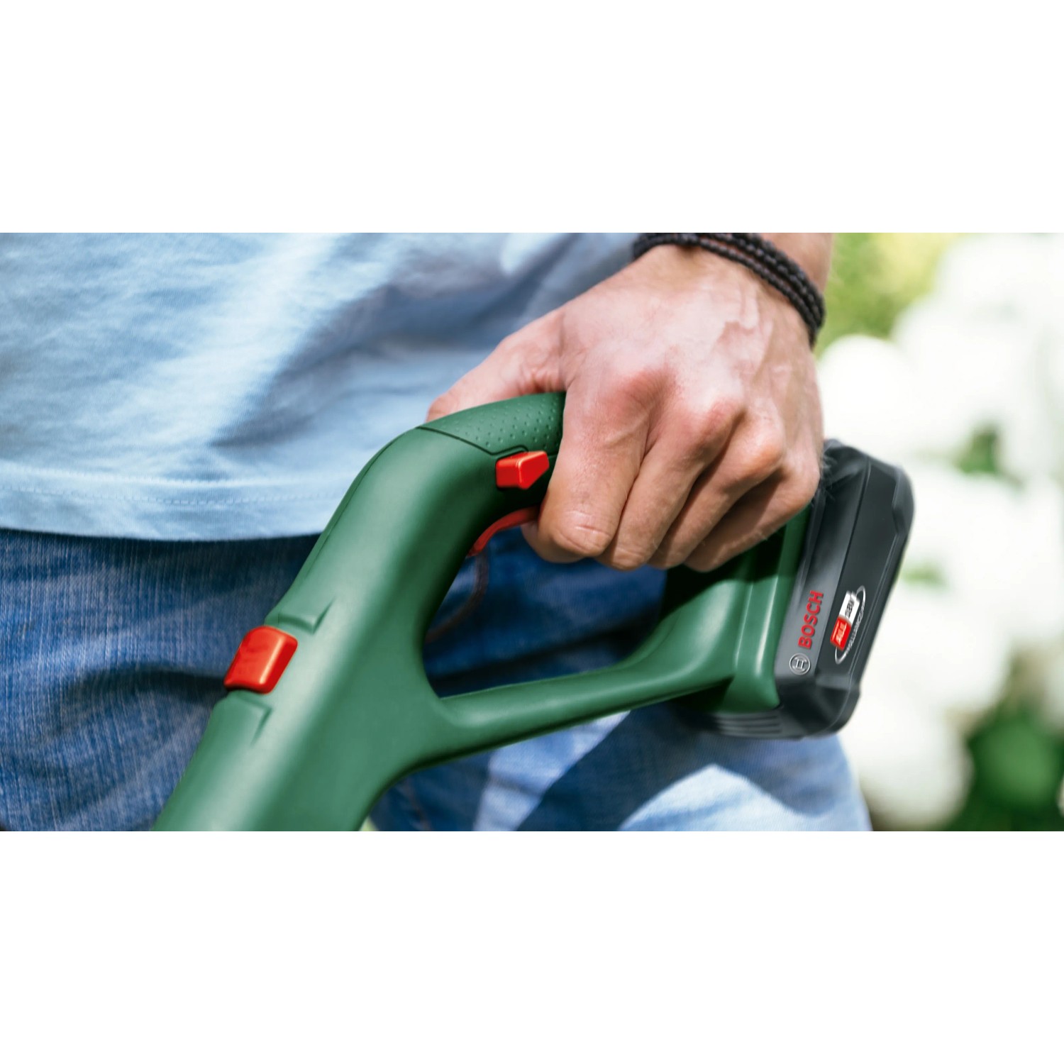 Bosch Akku-Rasentrimmer EasyGrassCut 18V-230 in Verwendung, Detailaufnahme Hand am Griff.