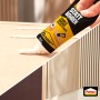 Pattex Montagekleber Tube beim Auftragen auf Holz und Wandpaneel.