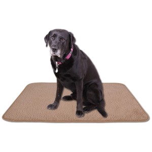 Bestlivings Tierdecke Lammflor, 70x100 cm, hellbraun. Hund sitzt auf der Decke.