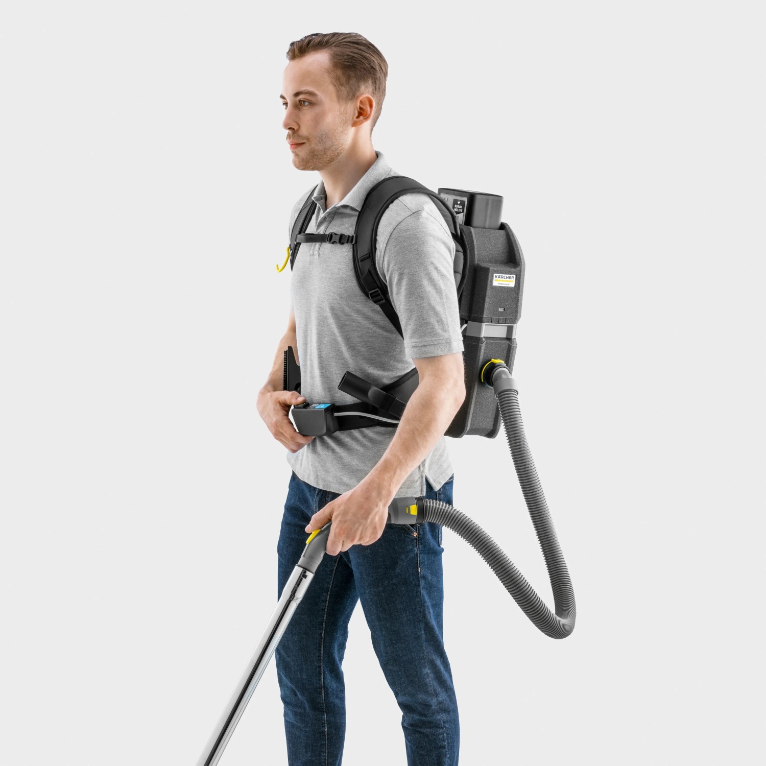 Mann mit Kärcher Akku-Rucksacksauger BVL 5/1 Bp für komfortable Reinigung.