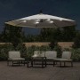 Sandweißer Ampelschirm mit leuchtenden LEDs und Metall-Mast. Beleuchtet Terrasse bei Nacht. Garten & Outdoor.