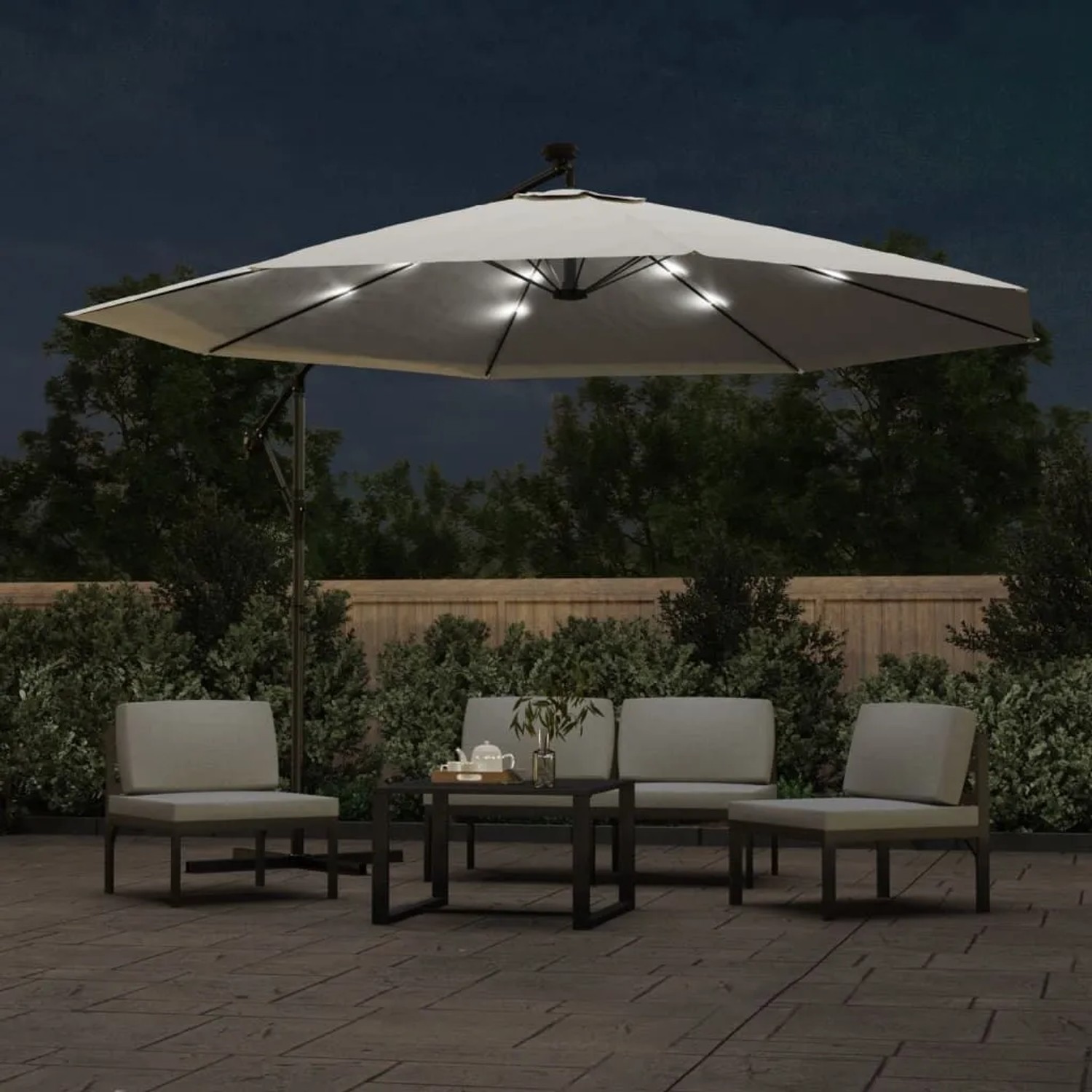 Sandweißer Ampelschirm mit leuchtenden LEDs und Metall-Mast. Beleuchtet Terrasse bei Nacht. Garten & Outdoor.