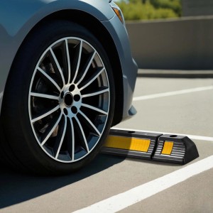 Schwarzer Gummi Radstopper mit gelben Reflexstreifen vor einem Autoreifen. Einparkhilfe für Garage & Parkplatz.