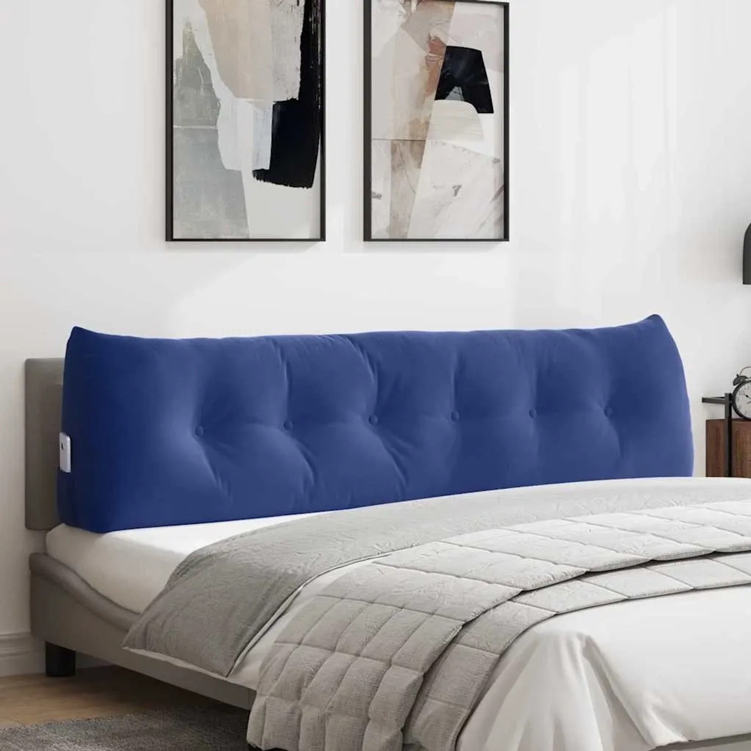 Polizeiblaues Samt-Rückenkissen mit Knopfdesign und Seitentasche auf einem Bett. Bietet Komfort und Rückenstütze.