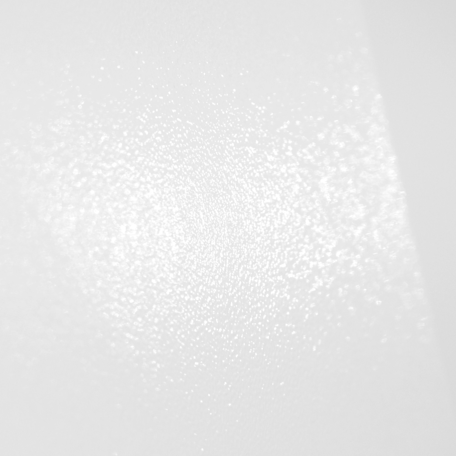 Detailaufnahme der weißen Oberfläche einer Vasner Hybrid Infrarotheizung. Elektrische Heizung mit Konvektion.