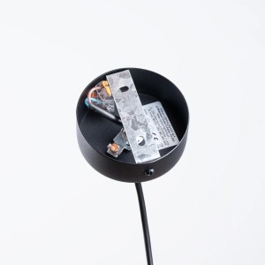 Detailaufnahme der schwarzen Sollux Lighting Hyperion 1 Pendelleuchte, Lampenanschluss.