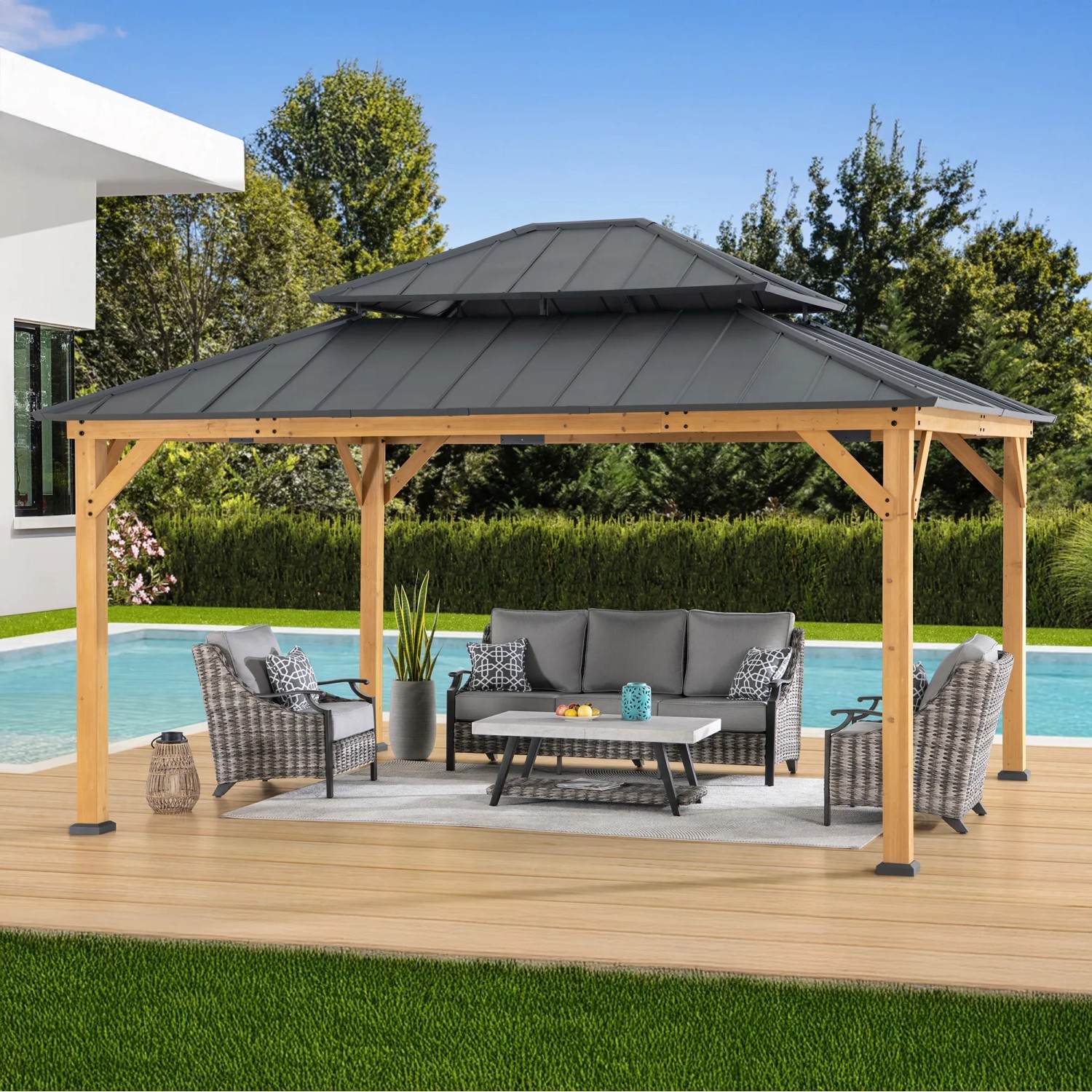 Sunjoy Gazebo Rimo Zedernholz, 390x450 cm, anthrazitfarben, mit Stahl-Dach und Sitzgruppe.