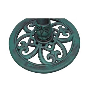 Detailaufnahme des grünen VidaXL Vogelbads mit dekorativem Fuß und filigranem Muster.