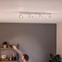 Weißer Philips myLiving LED-Spot mit 4 Leuchten, Warmglow-Effekt, montiert an der Decke.