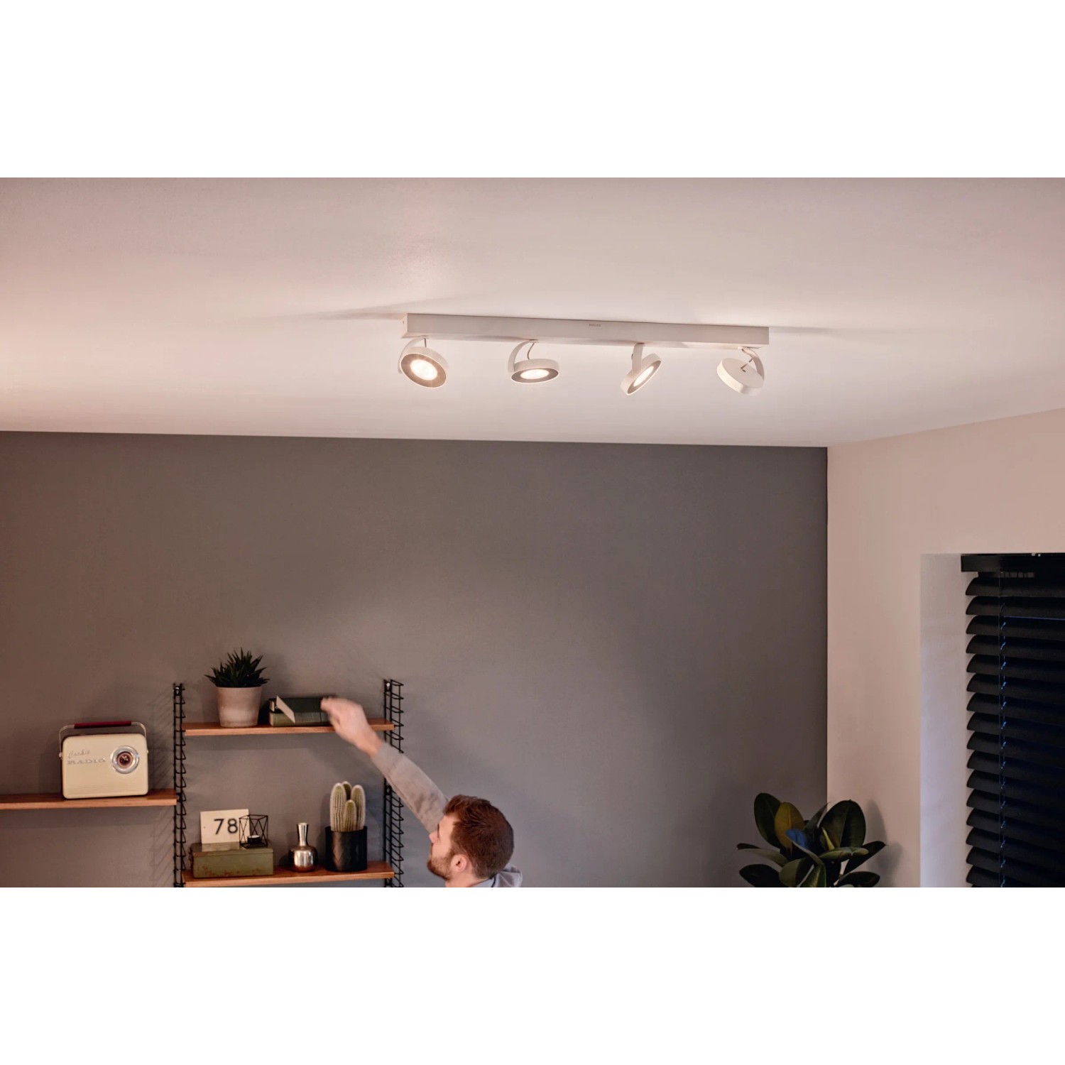 Weißer Philips myLiving LED-Spot mit 4 Leuchten, Warmglow-Effekt, montiert an der Decke.