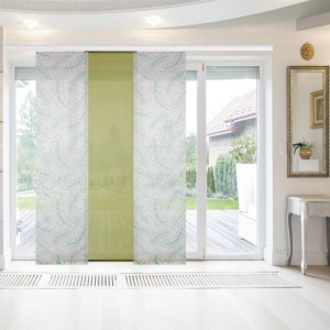 Bestlivings Schiebegardine Elena 3er Set Grün Leafs 1 vor Fensterfront, dezenter Lichteinfall.