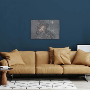 Leinwandbild mit Blumenmotiv im Vintage-Stil über einem Sofa an einer blauen Wand.
