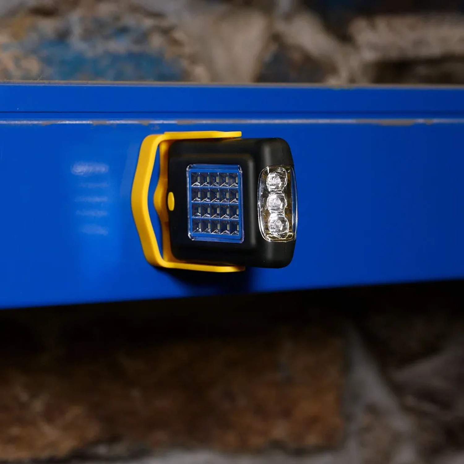 LED's Work LED-Handlampe, 1,4 W, mit Magnetfuß und Haken an blauer Oberfläche.