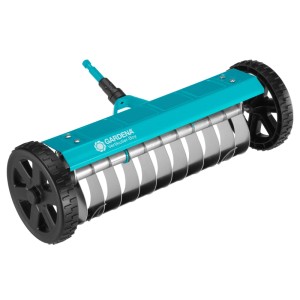 Gardena Combisystem-Vertikutier-Boy mit 32 cm Arbeitsbreite für die Rasenpflege.