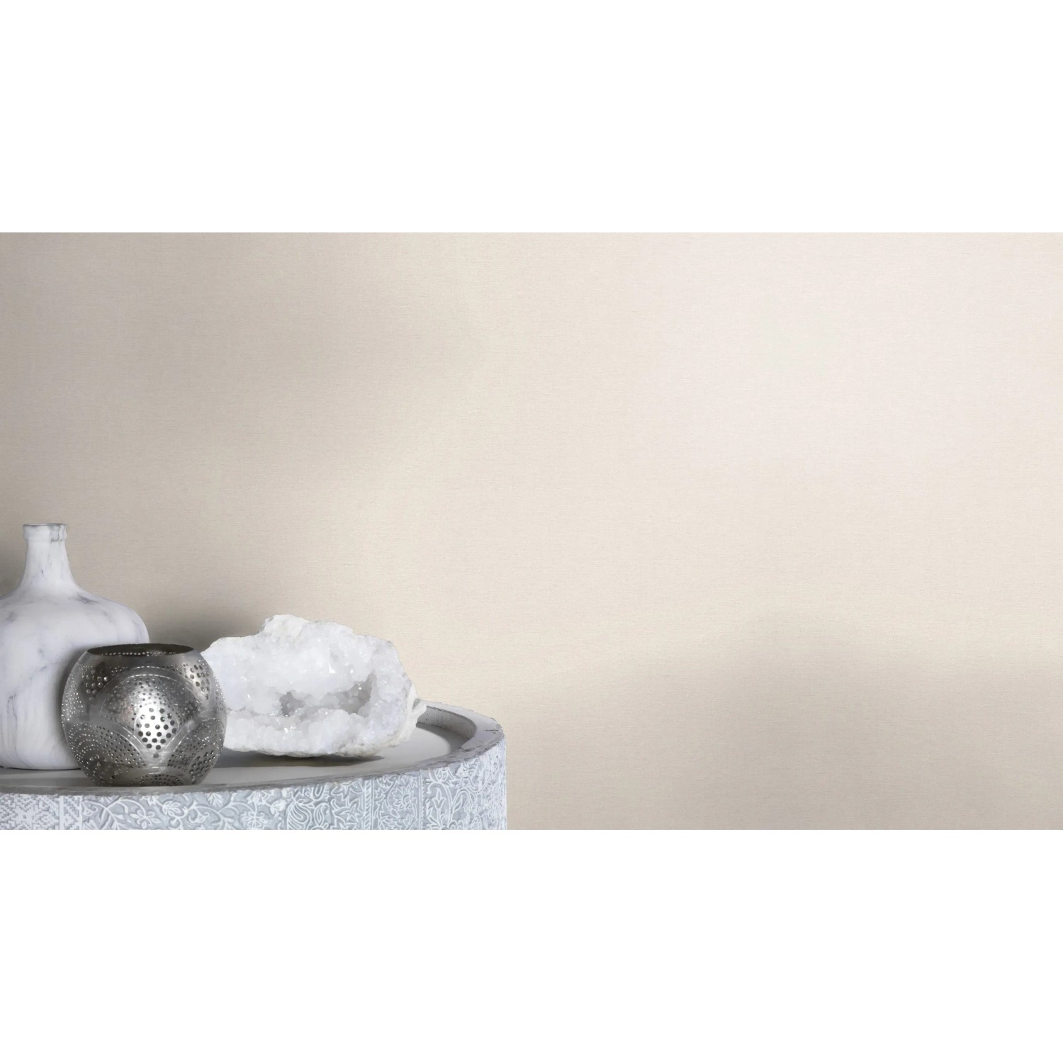 Beige Vliestapete Uni (Rasch Salsa 448504) an Wand, kombiniert mit Deko.