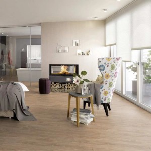 Wohnraum mit Project Floors Klebe-Vinylboden Home/20 PW 3110/20 in Eichenholzoptik.