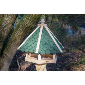 Sechseckiges Vogelhaus mit grünem Bitumen-Dach von Dobar, aufgestellt im Garten.