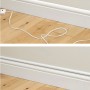 Vorher/Nachher: Weißer D-Line Kabelkanal (20x10) kaschiert Kabel an der Wand.