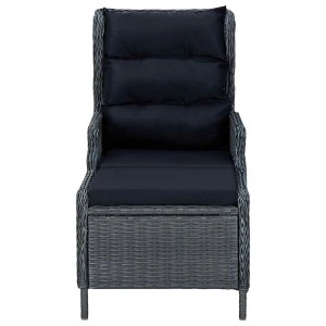 Verstellbarer, dunkelgrauer vidaXL Gartensessel mit Fußhocker aus Polyrattan und schwarzen Kissen.
