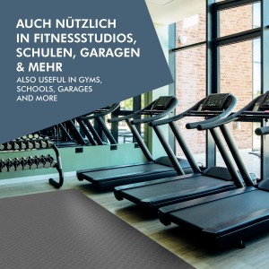 Dunkelgrauer KARAT PVC Bodenbelag Diamond Cut (120x150cm) in Fitnessstudio mit Geräten.