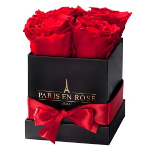 Eckige Rosenbox in Schwarz mit Schleife und 4 roten Rosen als Blumenstrauß.